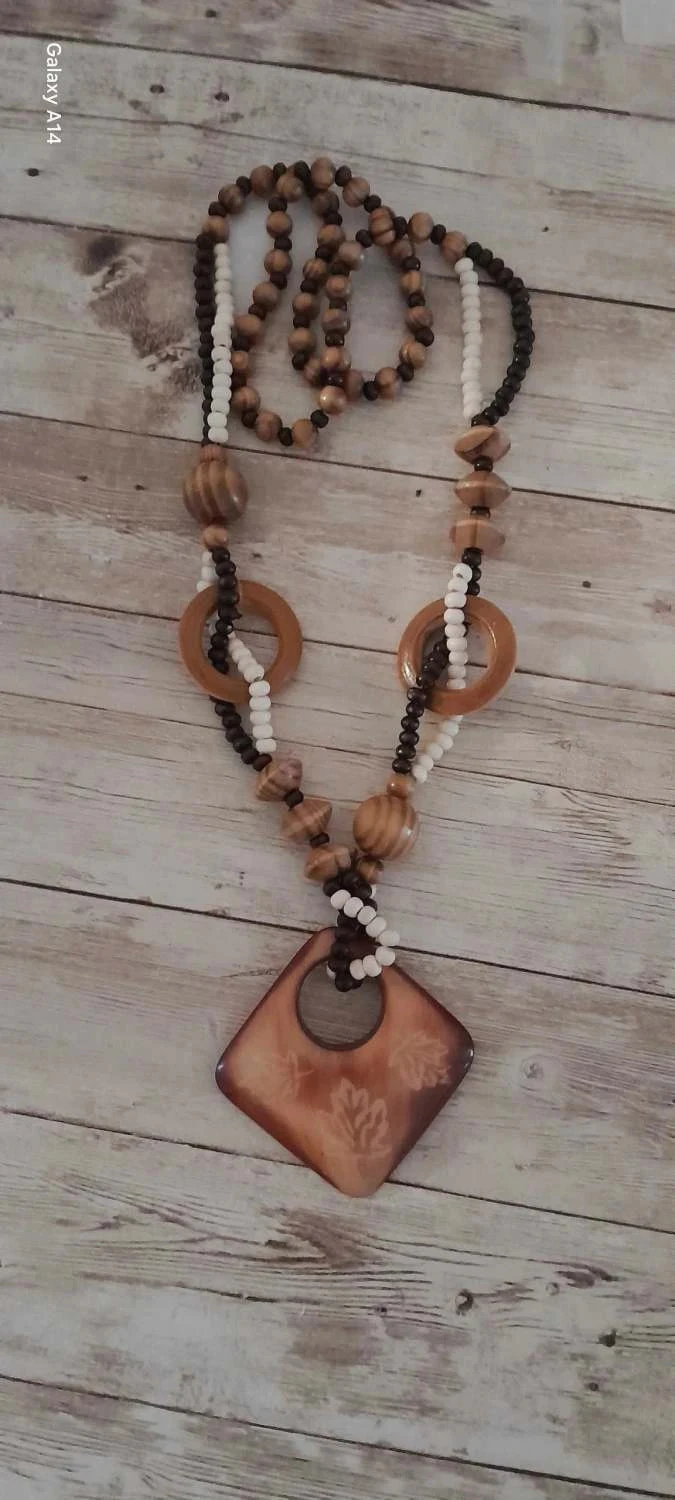 Collier perles et pendentif en bois, style Ethnique